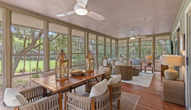 3BR golf-course cottage on Seabrook Island w/screened porch "Serene Seahorse"