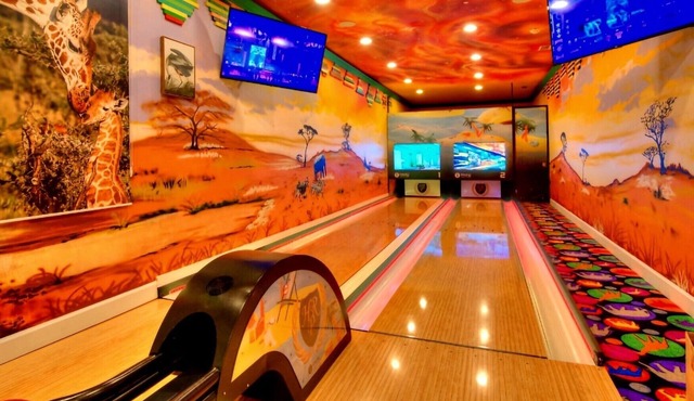 3xSide-by-side,Bowling, 1GB wifi, videowall TV, ensuites, sleep 120