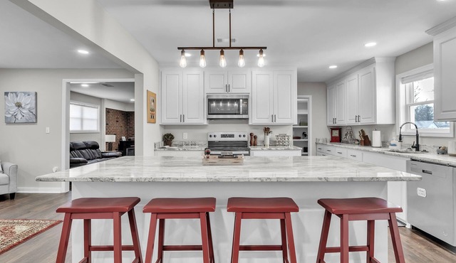 4-bed/2-bath Spacious House in Charming Columbus, Game Day Home, Fenced Backyard in Columbus
