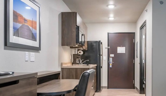 4 Comfortable Rooms w/Kitchen & Pet-Friendly Perks for Large Groups Visits