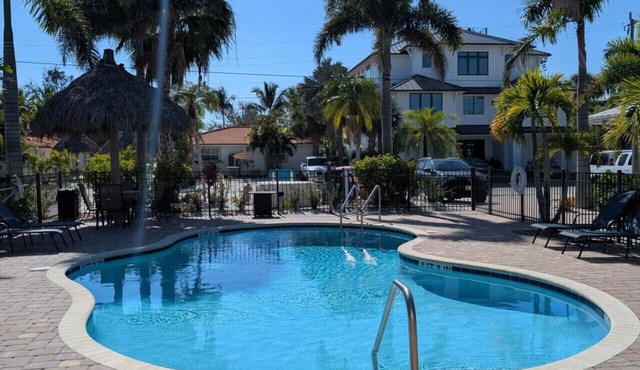 #4-Junior Suite-2 Queen beds, 3min walk to Beach, Heated Pool on site, Sleeps 4