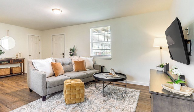 4 Mi to Dtwn: Dog-Friendly Fayetteville Home