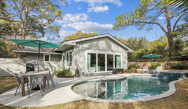 46 Folly Field, Quick Walk to Beach, Large Pool, Private Yard, Pet Friendly