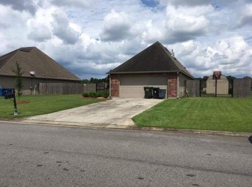 4BR 2BA Family Home On a Lake in Gonzales