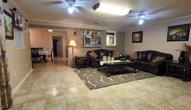 5 Bedroom with fireplace minutes from Baton Rouge