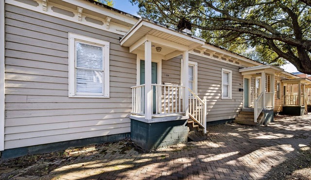 6BR Home in Victorian District w/Parking + Pet-friendly by Lucky Savannah