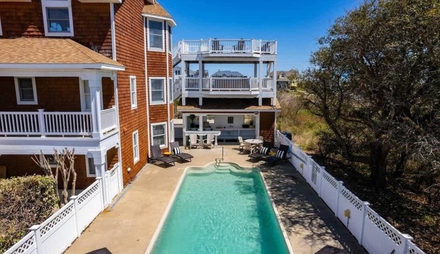 9BR - Views, Pool, Dogs OK, 3-Min Walk to Beach