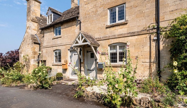 A beautiful quintessential Cotswold Cottage - Honeysuckle Cottage, Stanton in Stanton