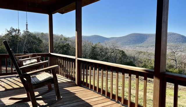 A two-bedroom mountain cabin with a priceless view in melbourne