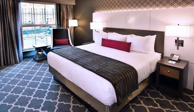 Accessible King Guestroom w/Connecting Door -Outdoor Pool -Close to Graceland! in Memphis
