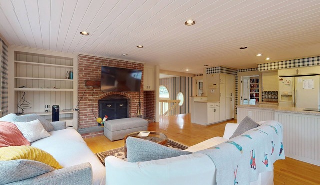 Adventure-filled getaway, ponds, trails, dog-friendly, w/d, BBQ, views & more in Barnard