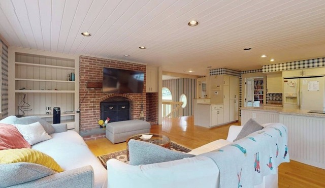 Adventure-filled getaway, ponds, trails, dog-friendly, w/d, BBQ, views & more in Barnard