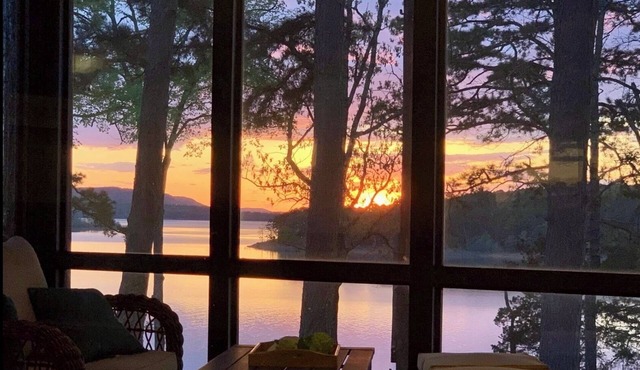 Amazing Views! “Heber Sunsets” Lakefront w/access. 4 bdr, 3 king beds, 3 bath. in Heber Springs