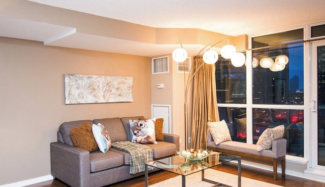 Amazingly Spacious 2-BR Condo in DT Toronto in Toronto