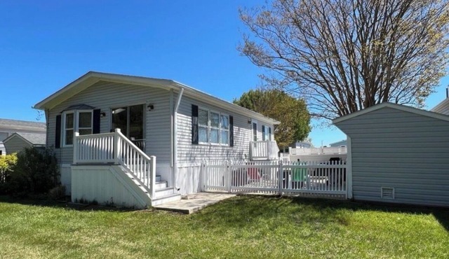 Assateague Pointe- single home on a quite pond. 2 pools/pier/game room. in Berlin