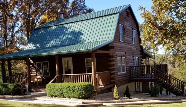 Authentic Log Cabin in the Southern Ozark Mountains with hot tub in Mountain Home