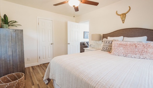 Available PIONEER DAYS - Open July 20-24th! Cabin with Hot Tub and Private Pond in Lakeside