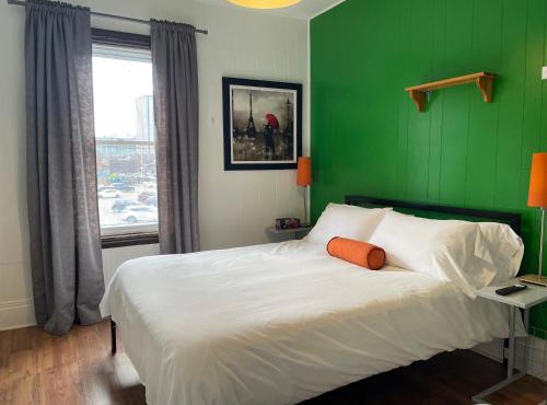 Barefoot Inn in Ottawa