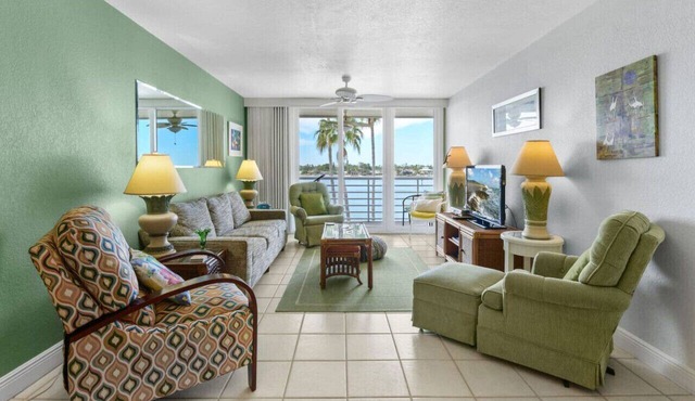Bay Front Bahia Vista Condo 8-414 in Isla Del Sol