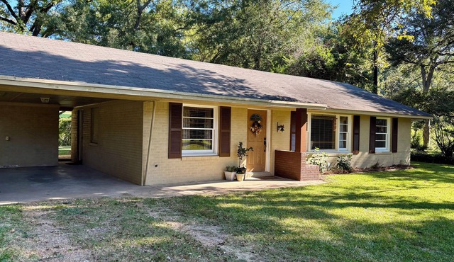 Bayou Home close to ULM. Sleeps 12.