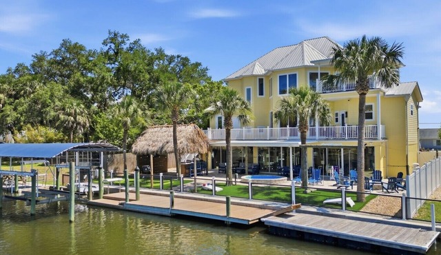 Bayshore Getaway - Crystal River Waterfront 5BR, Private Dock, Sleeps 11