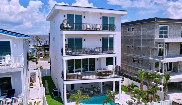 Beach Three: Style Meets the Shore w/Pool and Spa in Treasure Island