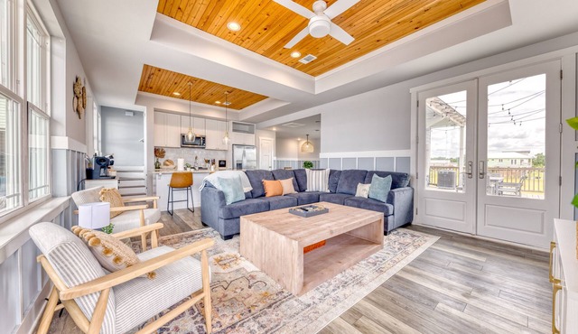 Beachfront |Cargo Elevator | Steps to Beach | Baby+Beach Gear | Lawn+Board Games in Long Beach