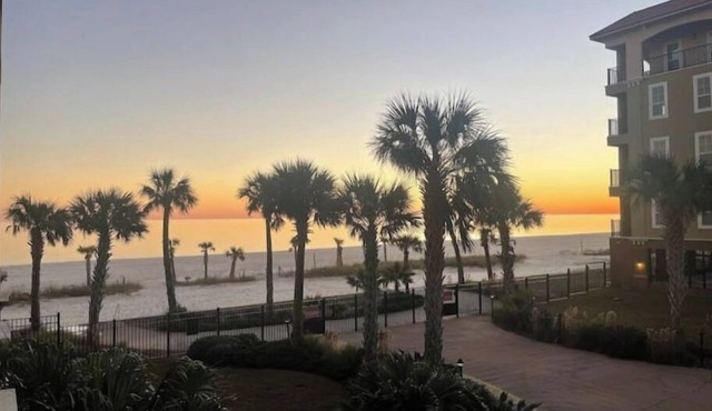 Beachfront Condo with Beautiful Sunset Views. Gorgeous Pool. in Pass Christian