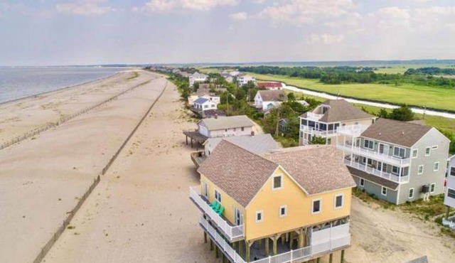 Beachfront I Expansive Deck I Dog Friendly I Spectacular 360 Views in Milton