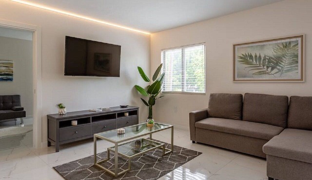 BEACHFRONT Stunning 2 Bed 2 Bath w/Free Parking in Miami Beach
