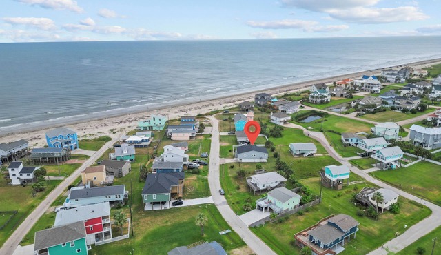 Beachfront, Unobstructed views! Hot Tub, Golf Cart! 3/2. 8 min to Moody Gardens in Galveston