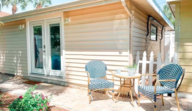 Beachy 1BDR/1BA: Walk to Beach, w/Parking! in St. Pete Beach