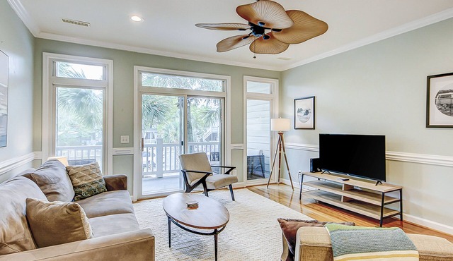 Beachy, three-story villa w/deck & shared pool - walk downtown & to the beach