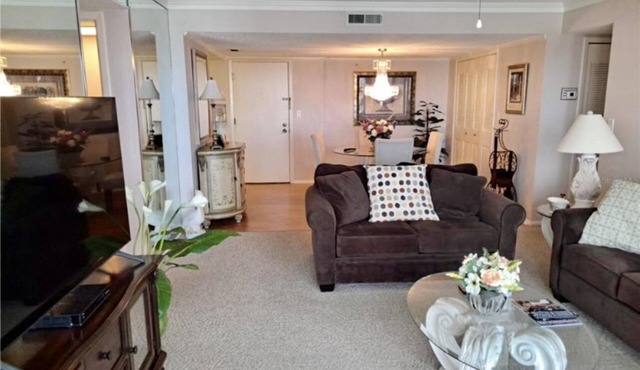 Beautiful 2 bedroom Condo 1/2 mile from Clearwater beach in Clearwater