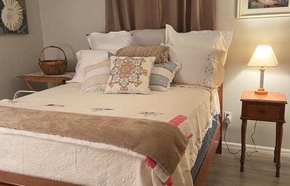 Beautiful 2 Room Suite with Private Bath in Hudson