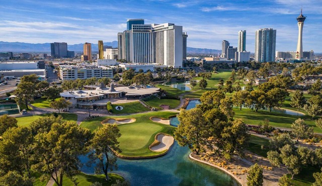 Beautiful home on the 8th hole of LV Country Club! in Las Vegas