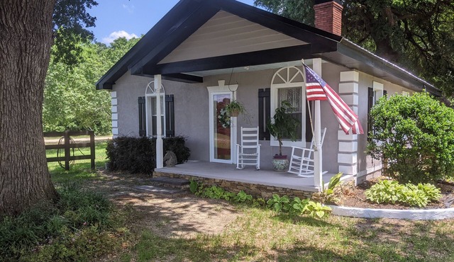 Beautiful, PET FRIENDLY Country Cottage! In 302 horse corridor