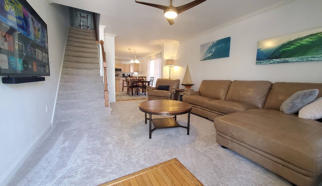 Beautifully Furnished Townhouse on James Island, 3 minutes to Downtown.