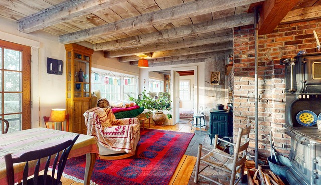 Beautifully restored colonial home on first settler’s site - dog-friendly in Plainfield