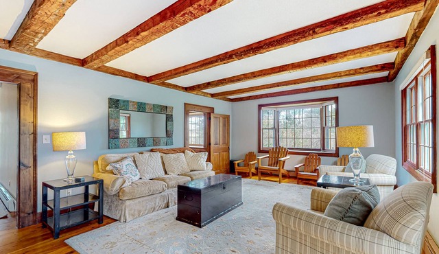 Beautifully updated home with spectacular valley views, washer/dryer, fireplaces in Quechee