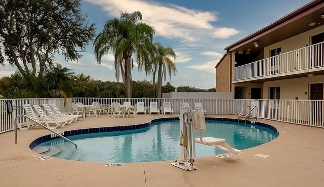 Best Value, Quality Stay! Pet-friendly, Free Parking, Outdoor Pool! in Ellenton