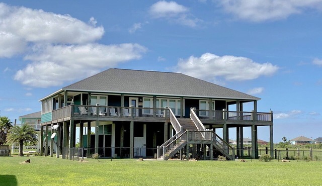 BIG C BEACH RETREAT - 4 Bedrooms, Sleeps 12, Beach View, Elevator. in Crystal Beach