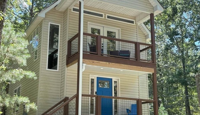 Blue Door, Dahlonega. Charm of a Tree House. Comforts of Home. in Lumpkin County