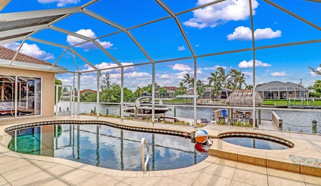 Blue Water 1022 Cape Coral Gulf Access Pool & Spa Home w/large Dock a. Tiki Hut in Cape Coral