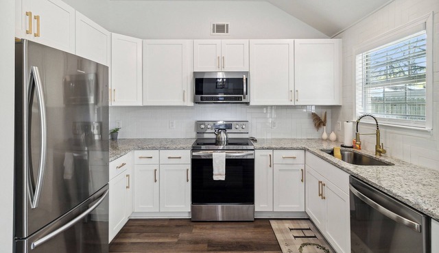 Boho Chic Retreat Savannah/Dog Friendly/3 BD/2 BATH