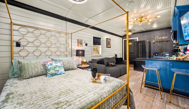 Bougie Bunkhouse Under the Oaks: Kisatchie Vista GLAMping cabin +Outdoor Theater in Glenmora