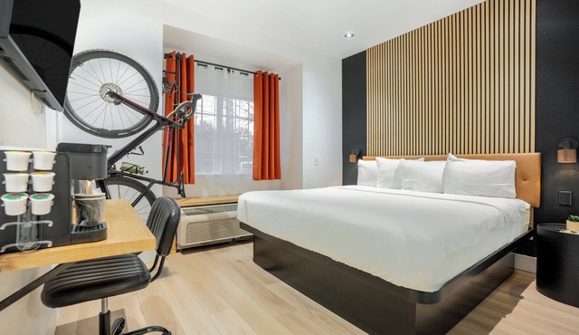 Boutique Bentonville Hotel Single King Unit - 24/7 Gym, Free Hot Breakfast + Wif
