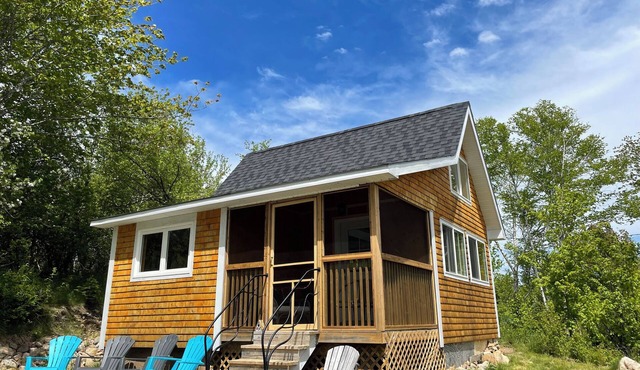 Bright and charming cabin on the Cabot Trail overlooking St. Ann’s bay. in Baddeck