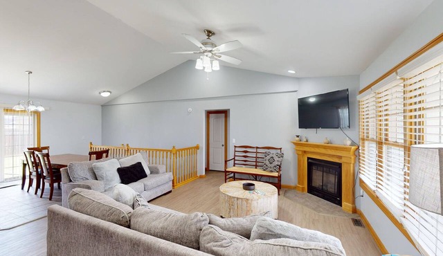 Bright 'n' Beautiful! 5 bedrooms 3 restrooms in Hays