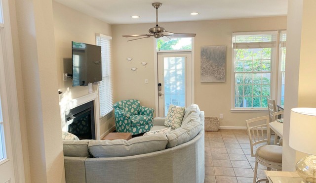 Bright, Spacious End Unit OWNER MANAGED Rowhome Steps Away From All Amenities! in Ocean View